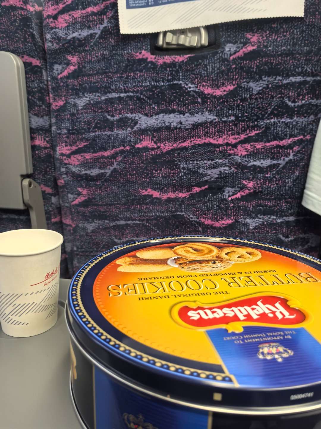 高铁上，傍边一位大哥，一上车就打呼噜，声音还不小，遇到这样的事情，应该怎么做才行