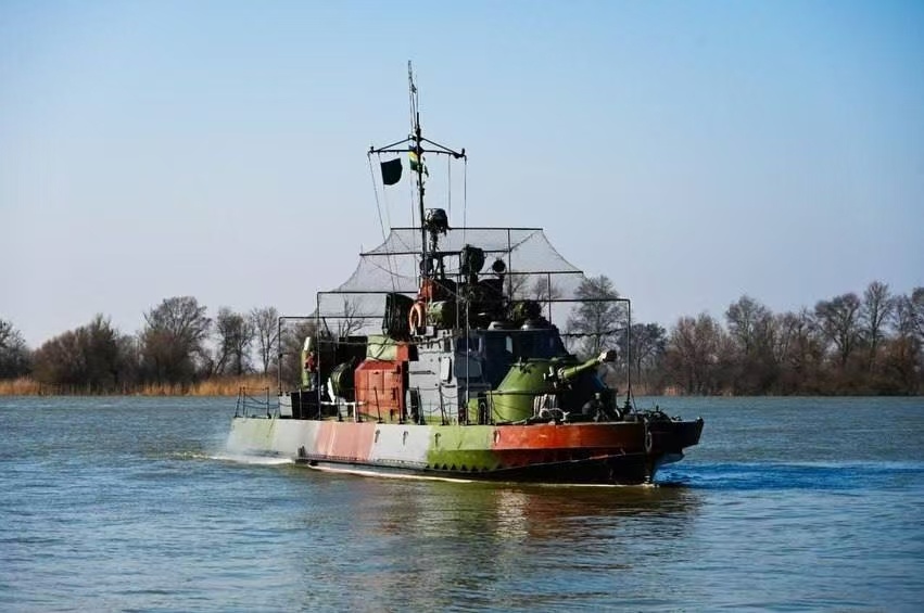 乌克兰海军的“什梅尔”级小型炮艇，配备了额外的反无人机网，在多瑙河上执行任务。廉