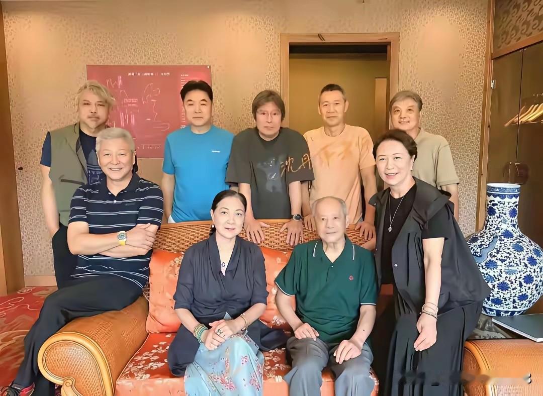 明星们的大合影里，看了大半天也只认出了三位，能认出全部人的算你厉害呀。80年代，