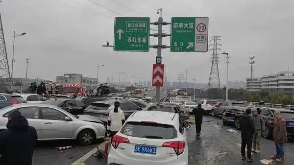 【突发】苏州工业园区高架路段结冰引发连环相撞事故。2024年2月23日10:25