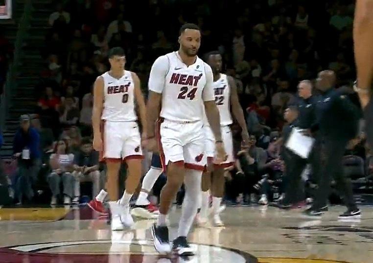 鲍科比上反篮命中后一瘸一拐，不要硬上了吧新赛季篮不住快船vs热火