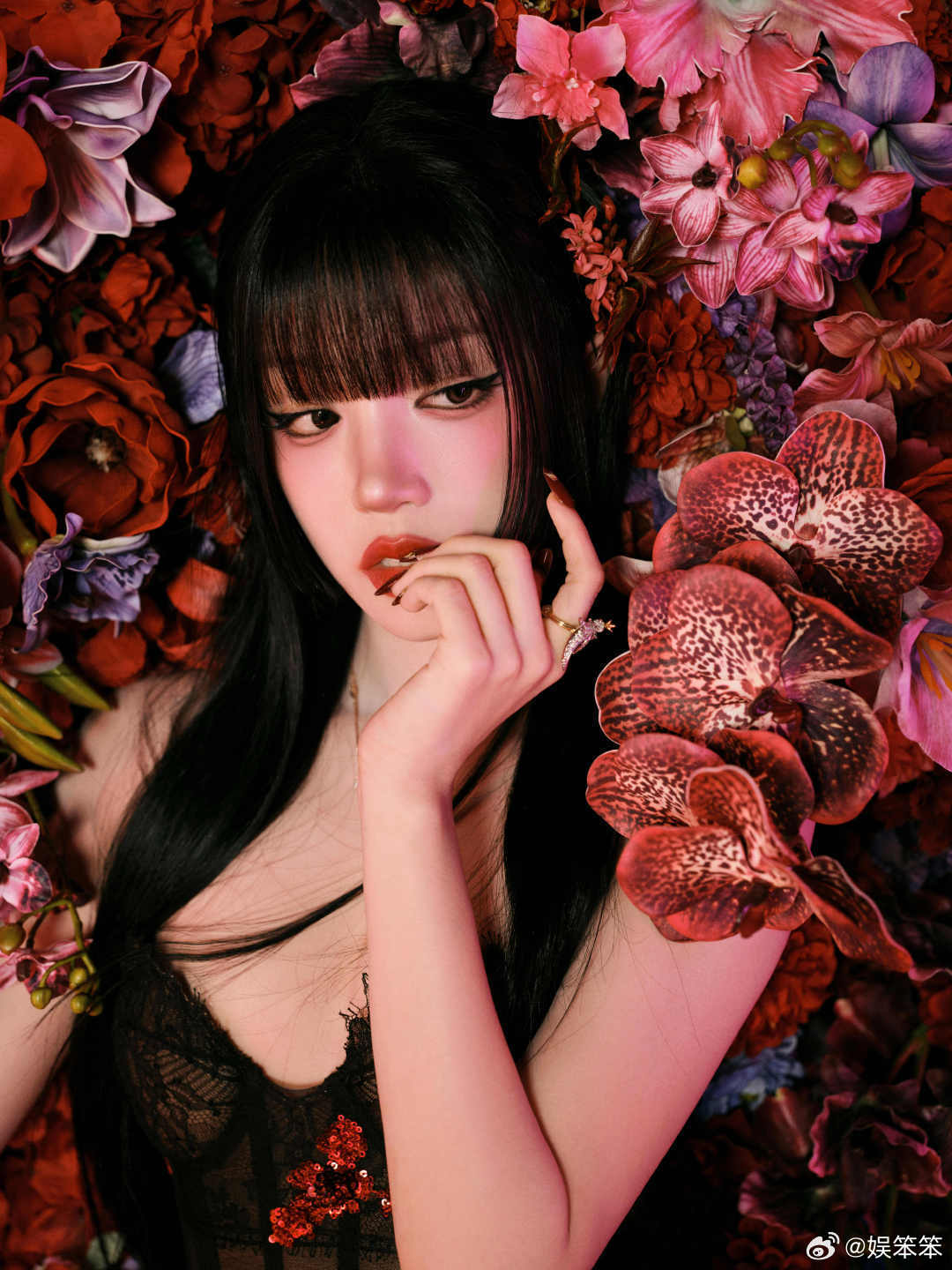 宋雨琦眼下腮红微醺妆 天呐！宋雨琦这微醺妆直接美炸！眼下腮红勾勒出迷离危险气质，