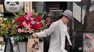 【视频】他练的功夫超厉害，普通人根本打不过，太牛了。 舞林高手！街舞太空舞步滑步