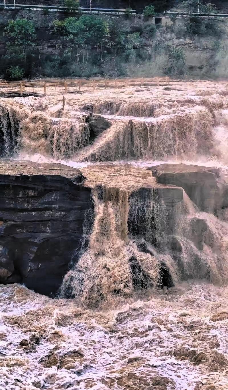 壶口瀑布这事儿真是绝了。
​之前在公路边修高墙防偷窥，被大家骂得把墙拆了。这下咱