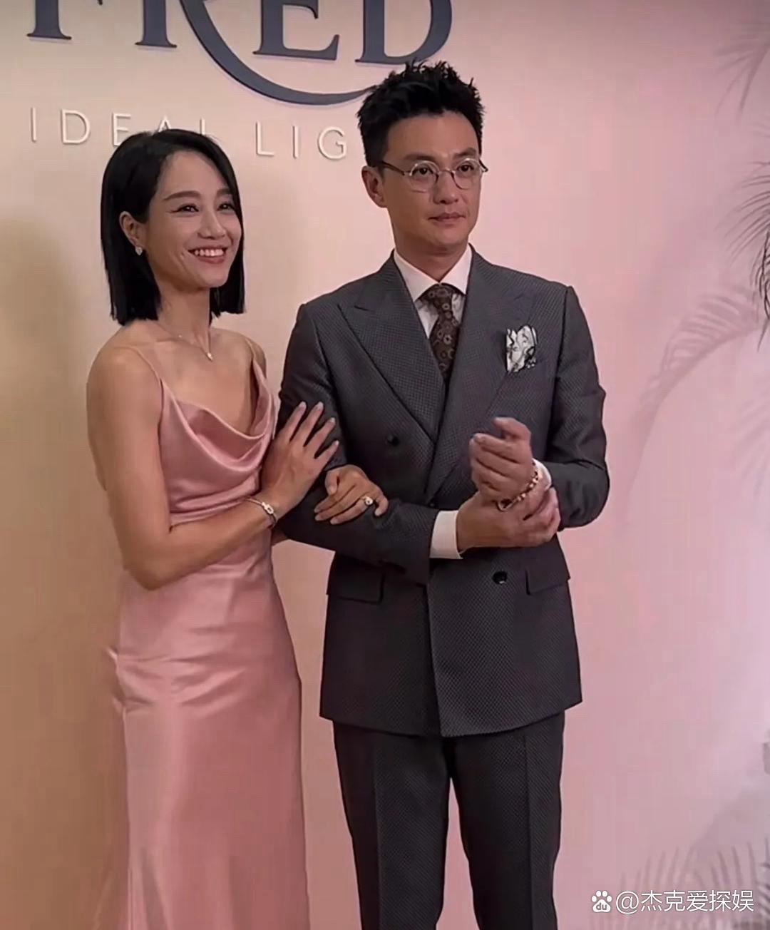 周一围和朱丹出席活动，惊呆我了，周一围竟然瘦了好多，也精致了，很多网友...