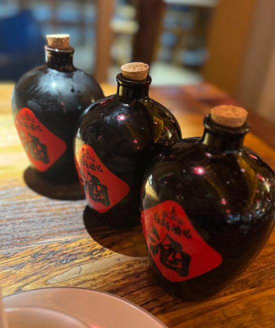 昨晚聚会，有个消息灵通的朋友神秘兮兮地说，今年春节的酒杯，可是实实在在地空了一半