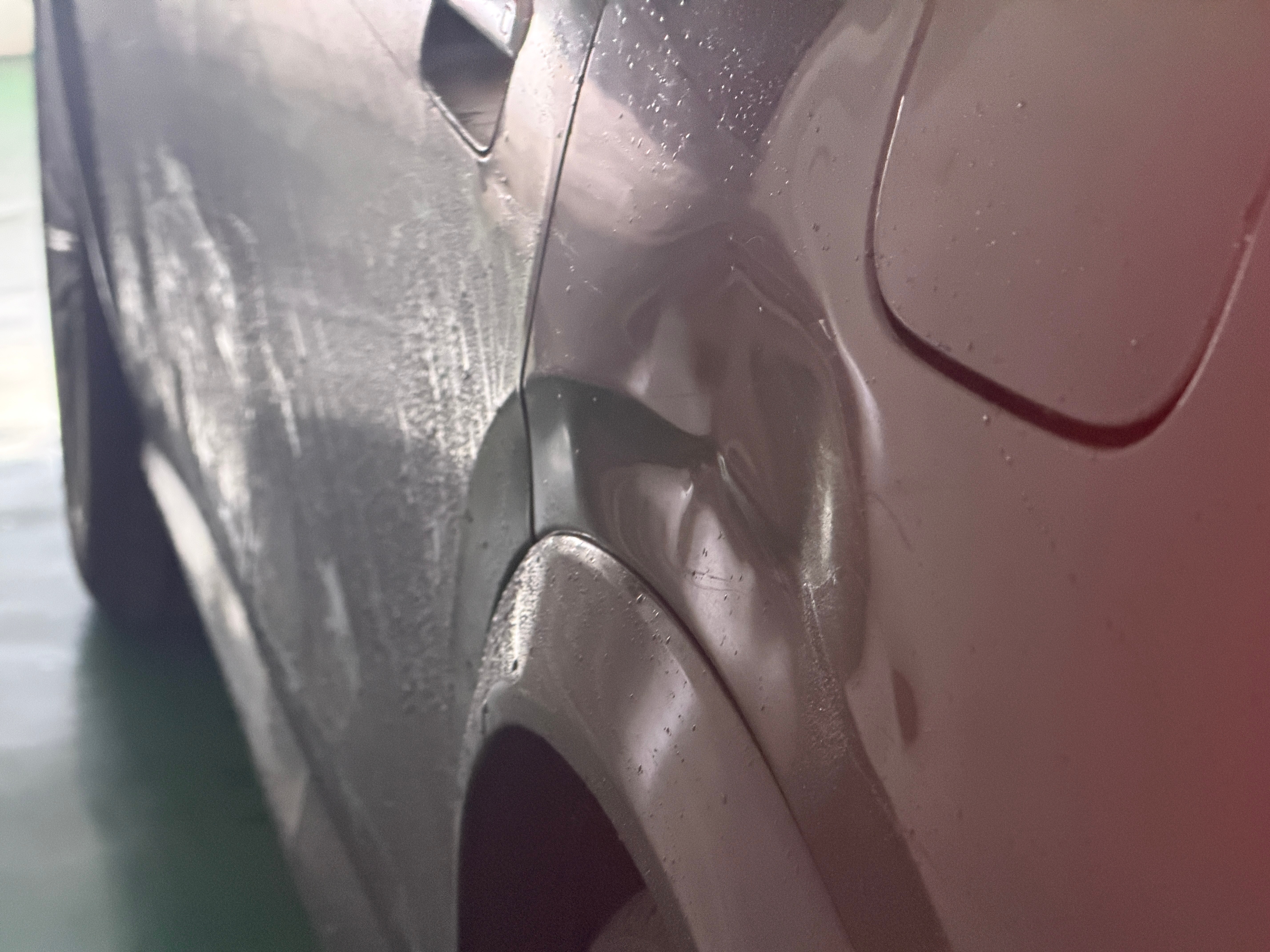 近期开车真是有点邪门，感觉今天应该是遇到了职业碰瓷。开车行为异常，车窗上挂着Go