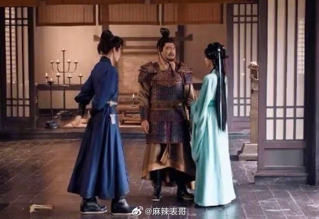 周翊然不是182吗怎么和陈都灵站在一起像个小孩子啊是为了衬托女主是大女主所以都找