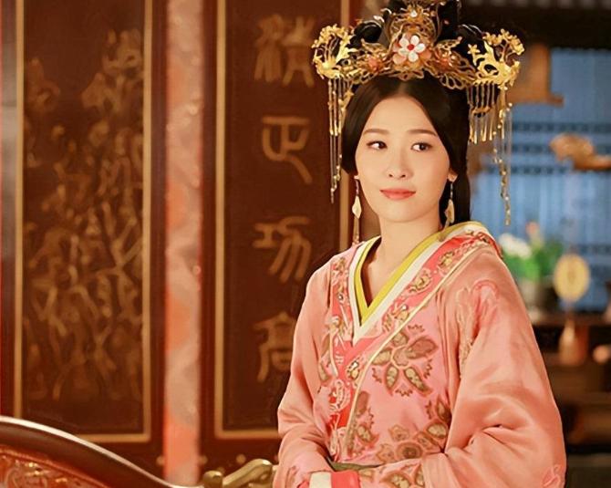 平阳公主守寡多年，汉武帝将32岁的卫青许配给姐姐，平阳公主羞涩地说：“他曾是我的