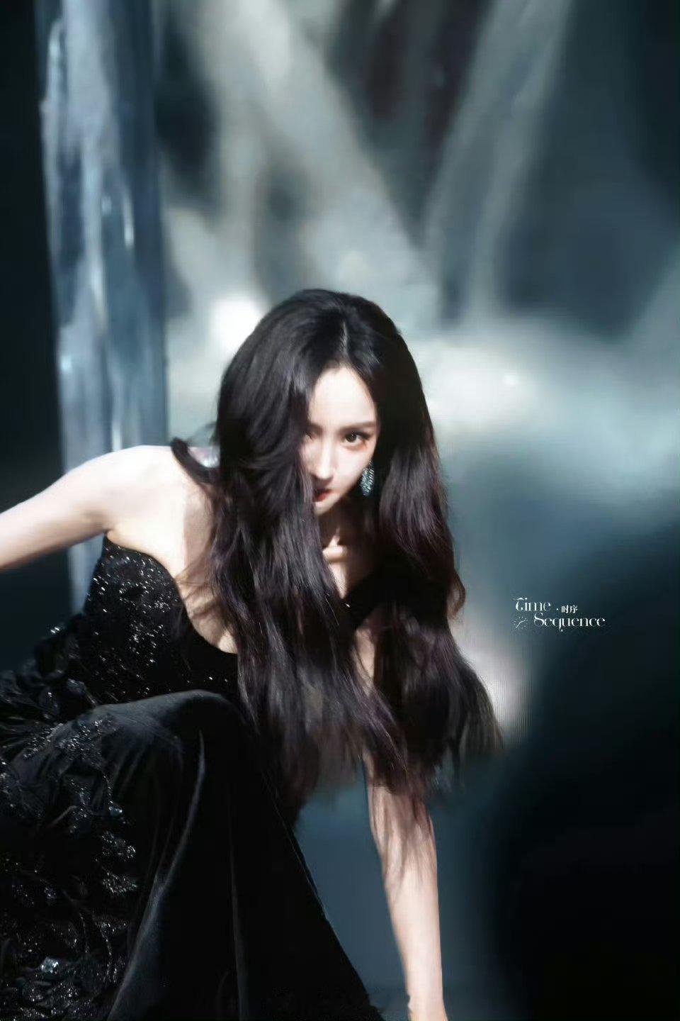 杨幂、代露娃、孟子义的摔倒神图，美女果然就是怎么都漂亮🤩 