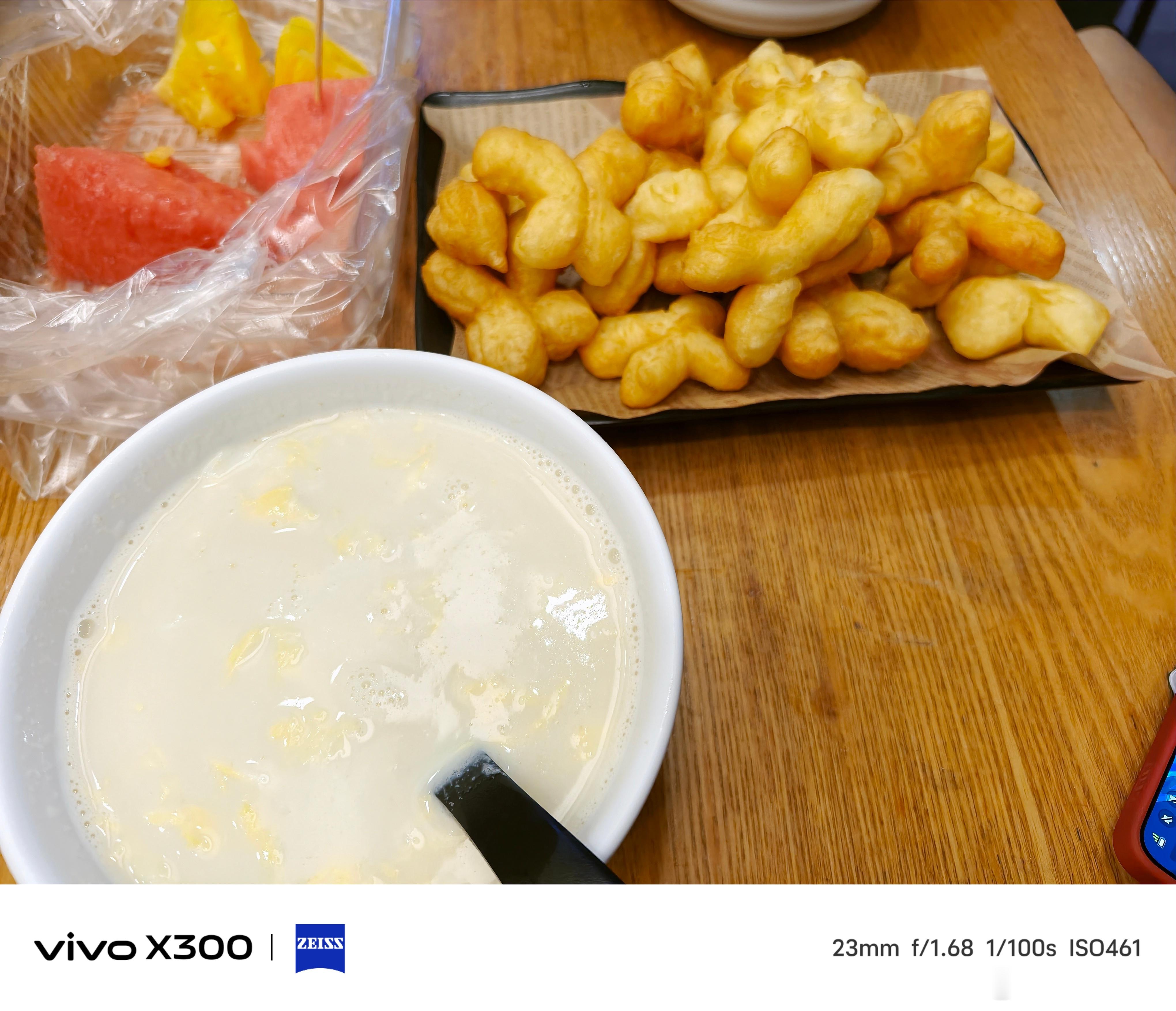 家人们有喝过这种豆浆里加各种小料，例如桃胶雪燕红豆，然后沾油条的吗？ 整得跟糖水