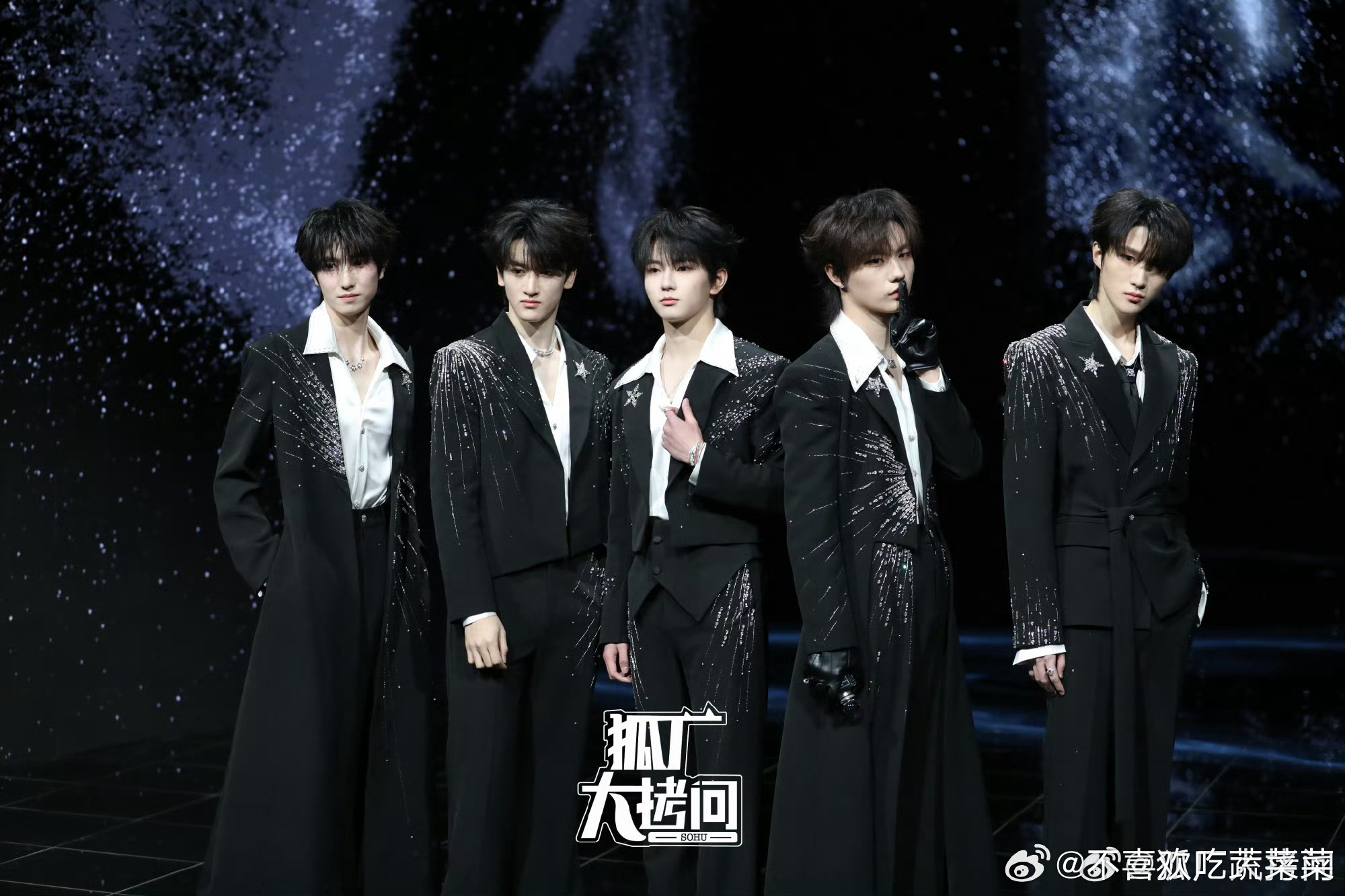 厂牌红毯生图 谁赢了？2025微博之夜爆款创作大赛微博之夜微博之夜红毯时代峰峻三