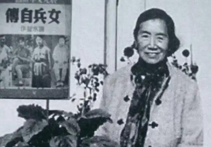 她6岁被卖去当童养媳，18岁从花轿上跳下来逃跑，成了我国第一批女兵。
 
后来，