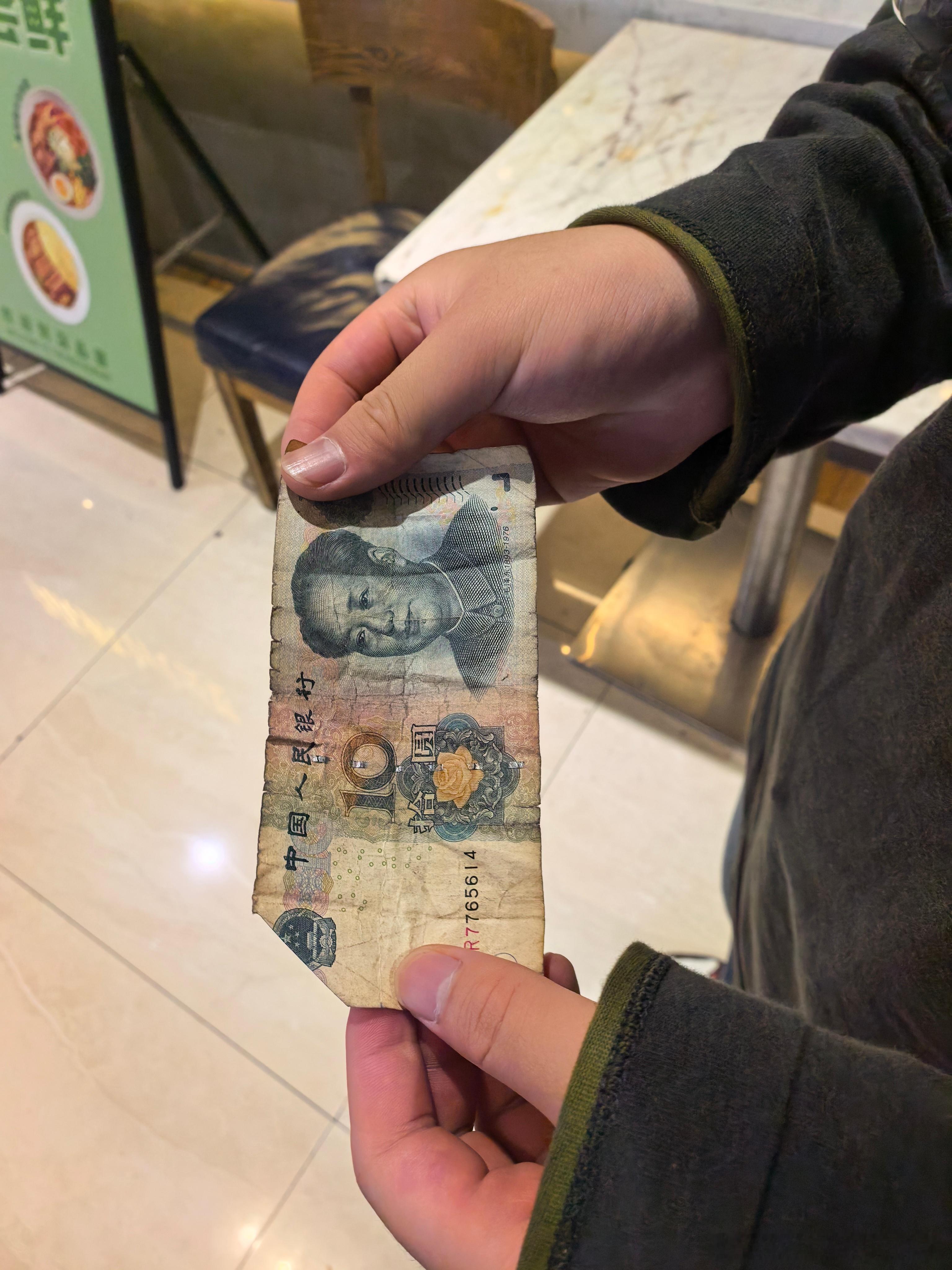 虽然不吃饭。但也不耽误来吃饭区域瞎溜达。不瞎溜达大儿又怎么会捡到10元大钞。[哈