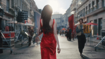 梁朝伟迪丽热巴好像在拍电影 这一抹跳跃的红色，是咖啡的温度，也是幸运的预兆。当影