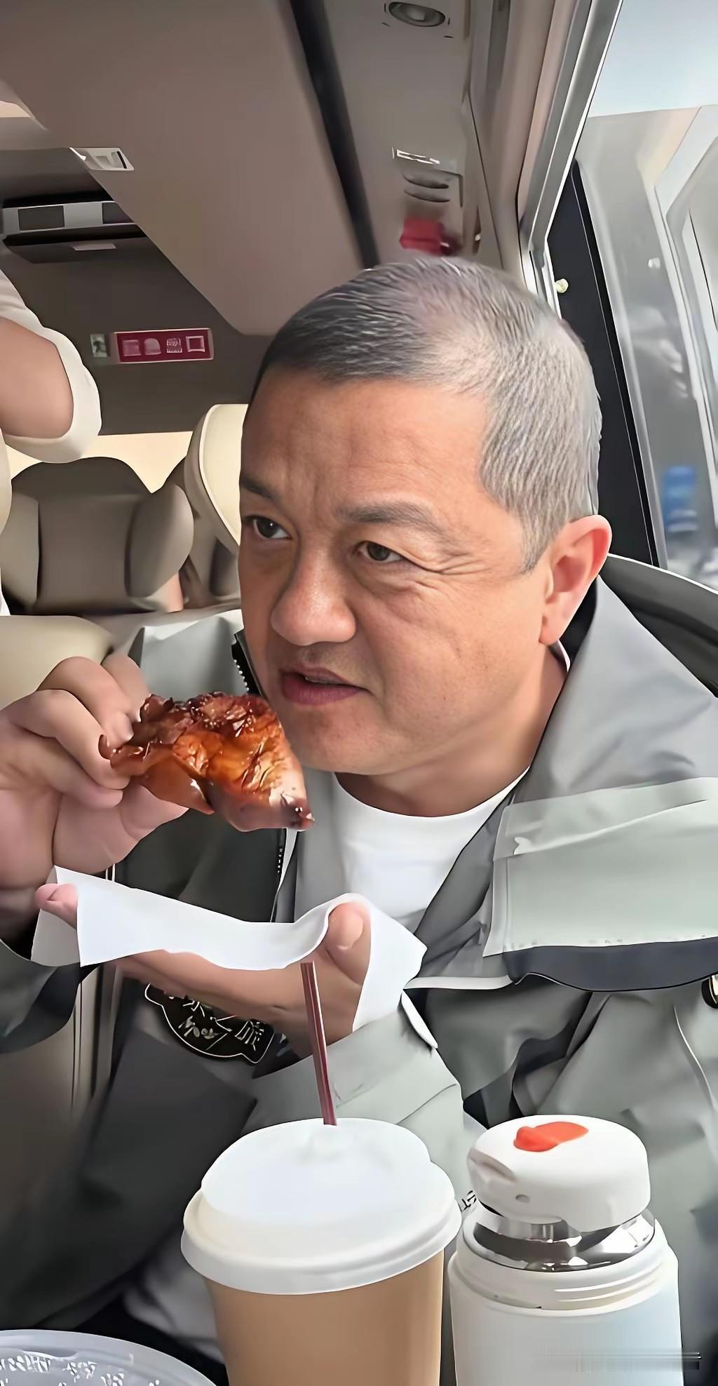 李亚鹏啃猪蹄子，真是会享受，如今李亚鹏单身一人，也是一人吃饱全家不饿了。
李亚鹏