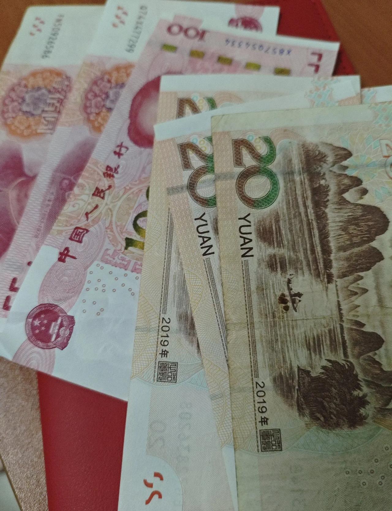 七万借出去，还了两万，剩下五万像空气——对方吃着火锅旅游，你算着奶粉钱。
亲戚