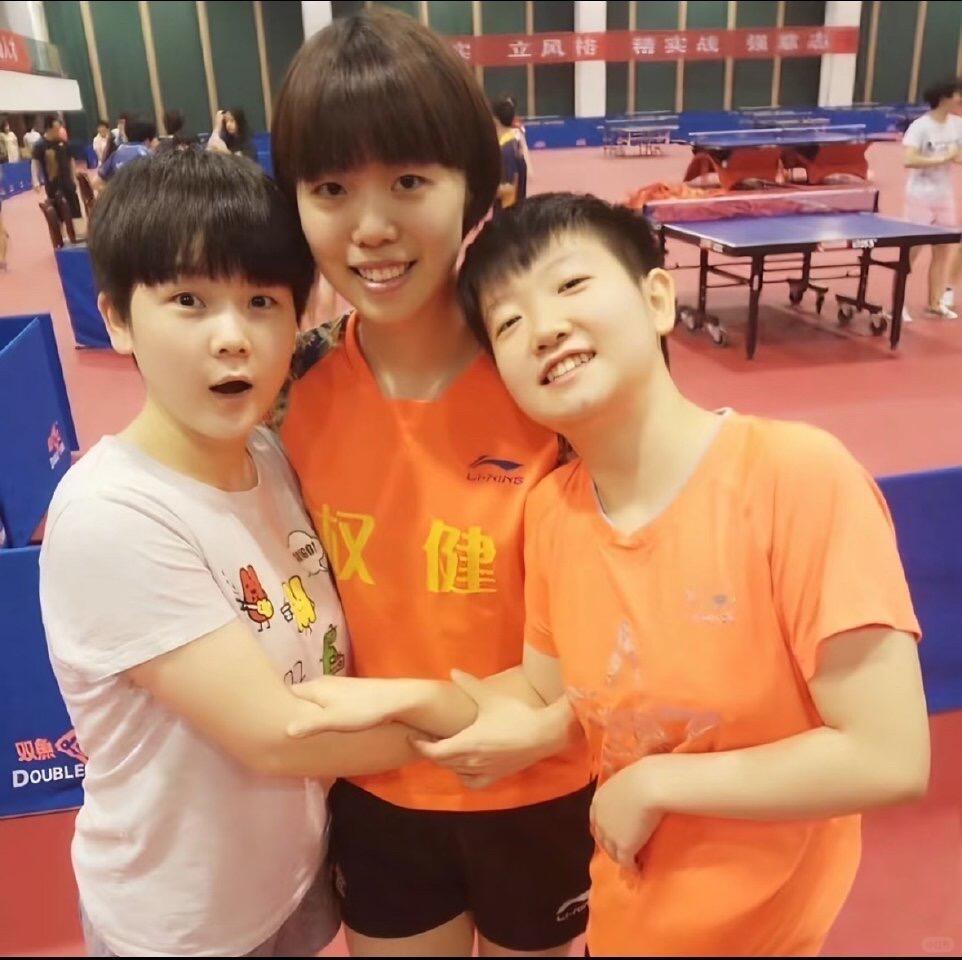 - 场上敢打敢拼、杀气十足，关键分从不手软，越到大赛越敢出手，特别提气。
- 球