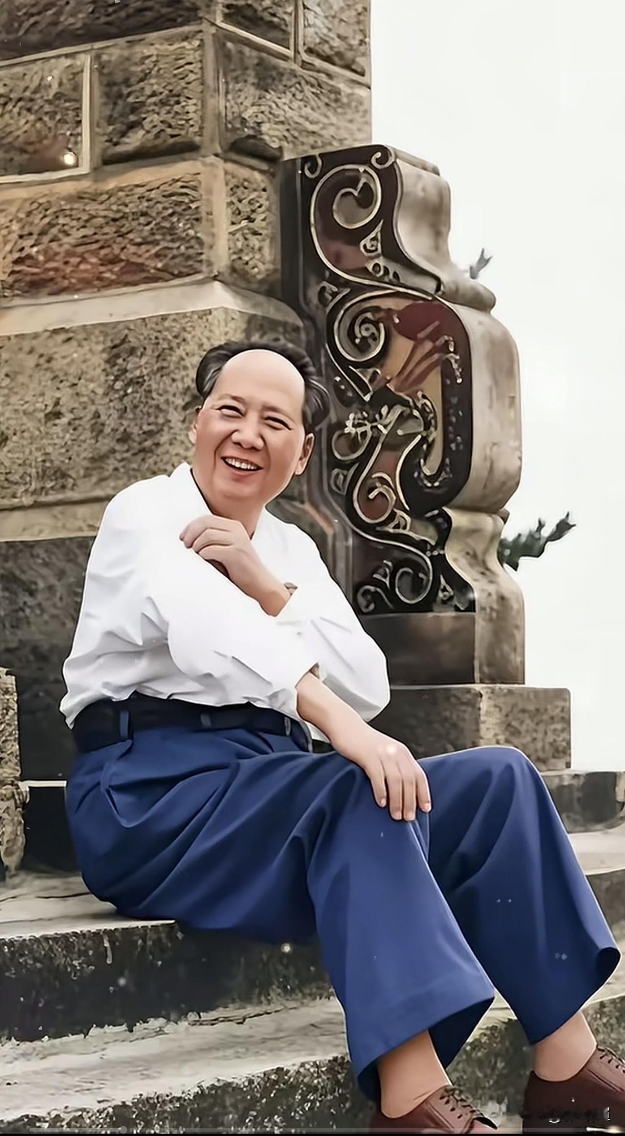 走了许久，毛主席坐下来短暂休憩，那温和的笑容始终浮在面庞，目光从容慈祥。这笑容质