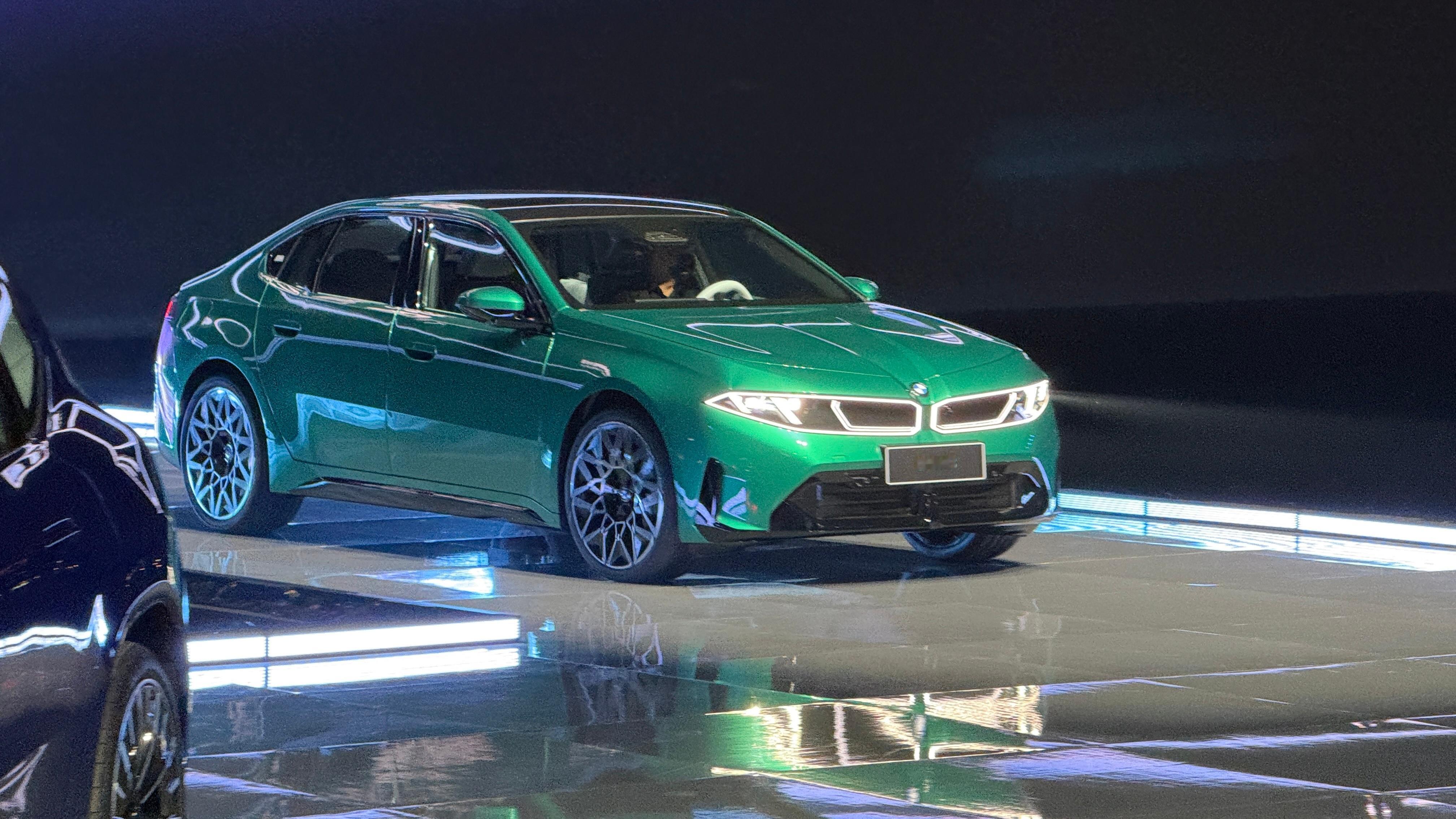 宝马全新产品的设计语言还挺现代化的，i3颜色好看，iX3结构清晰。霍伊顿克又瘦了