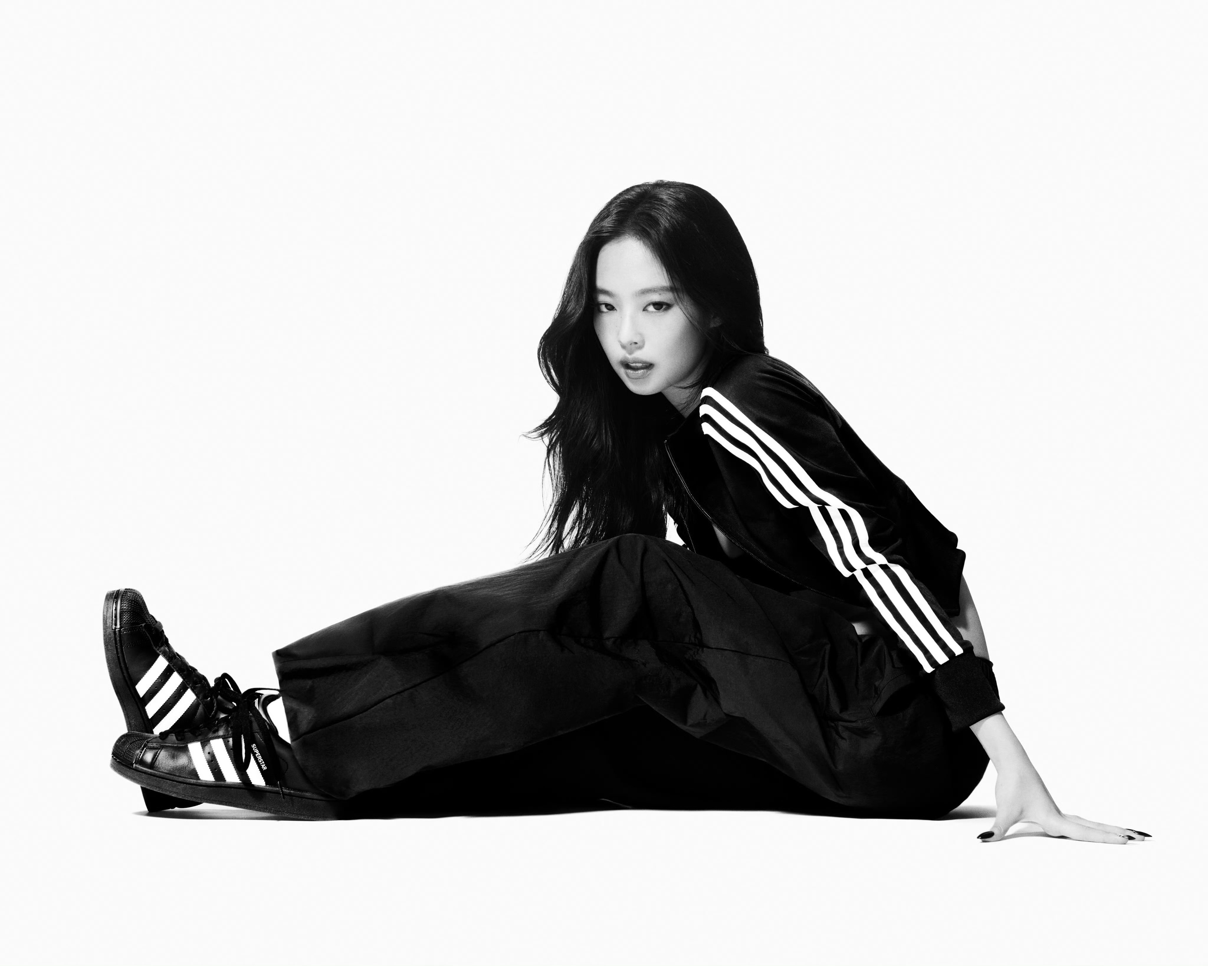穿adi办dasJennie：我上城里办点事去都让让，穿adi办das最有感觉的