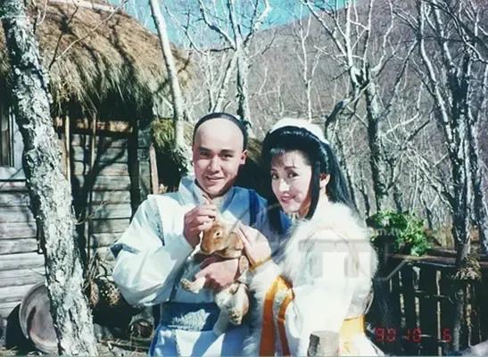 寒风萧萧，飞雪飘零
长路漫漫，踏歌而行
回首 望星辰，往事 如烟云
犹记别离时，