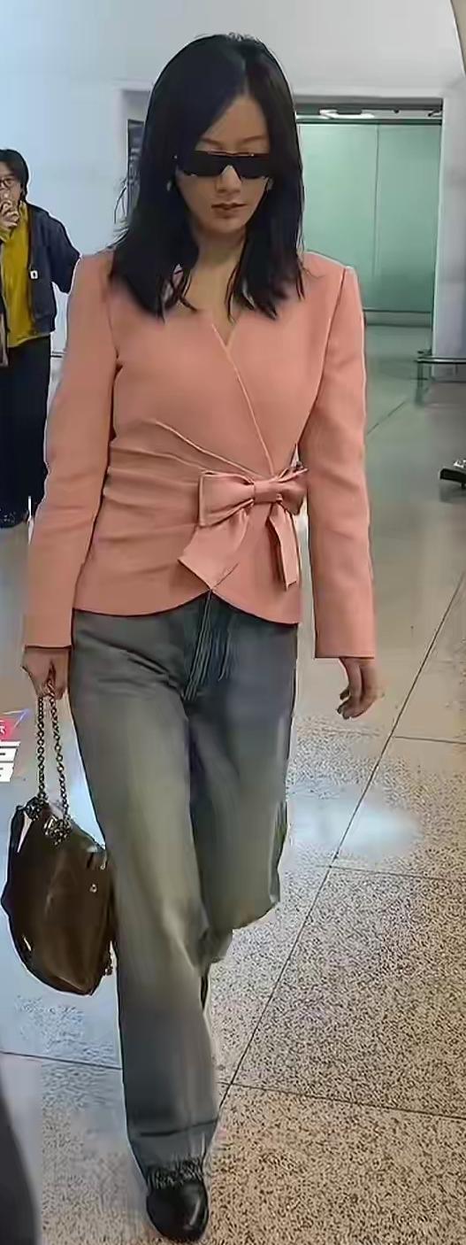 杨紫又被吐槽“土”了！

最近她以华伦天奴代言人身份启程前往罗马时装周，机场生图