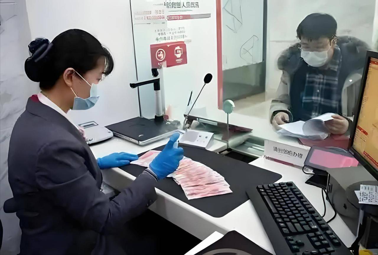 湖北松滋，男子到银行柜台存了 2500 元，结果工作人员多打了一个 0，入账显示