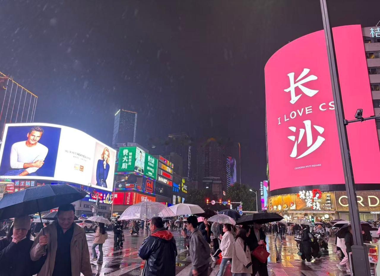 ✍️研学的脚步未因雨意停歇，与辛追夫人跨越两千年相望，素纱襌衣轻展时光褶皱，🍵