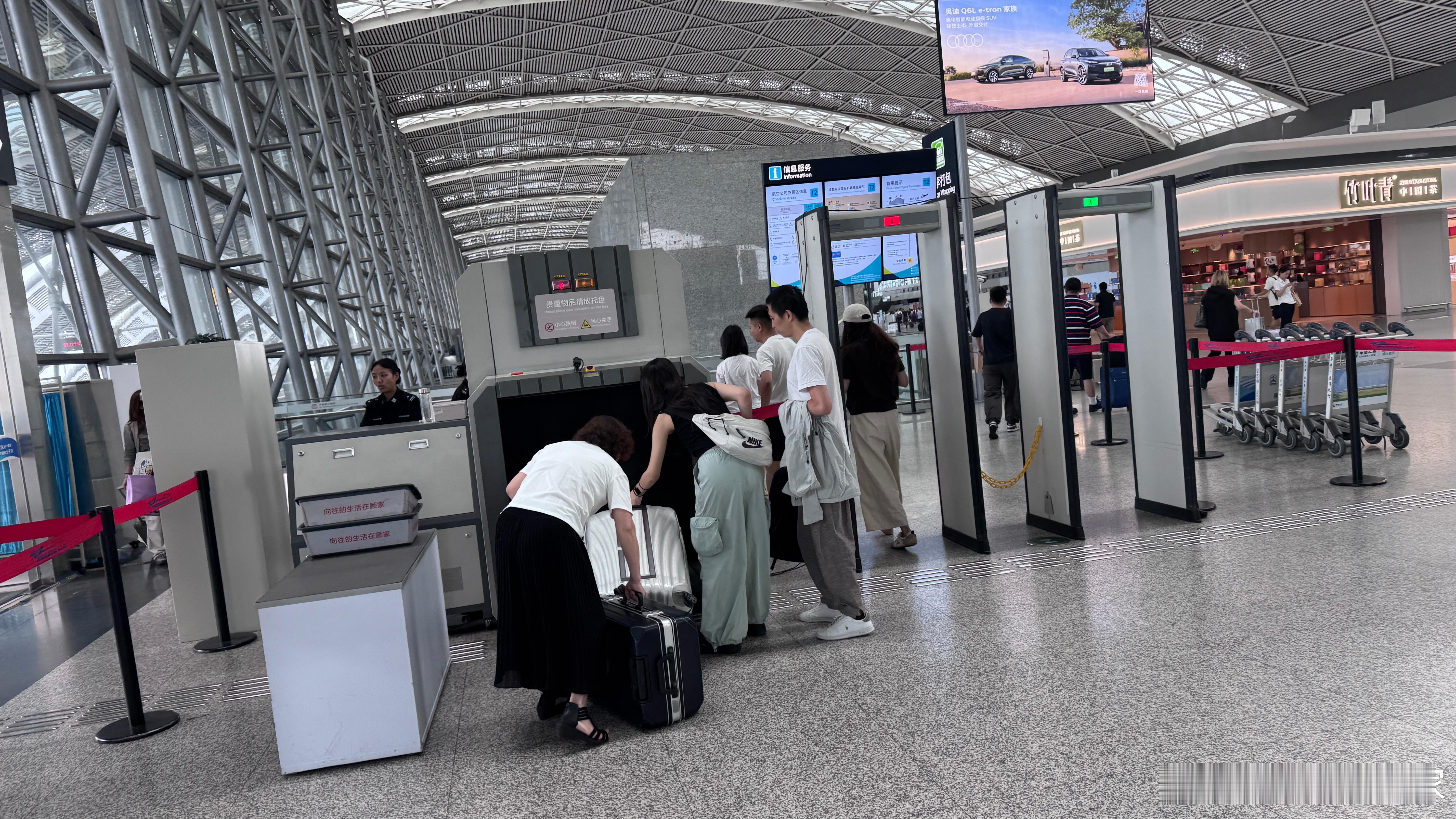 我记得原来成都双流机场没这一景啊，怎么现在进个航站楼也要过行李了[震惊]上海那边