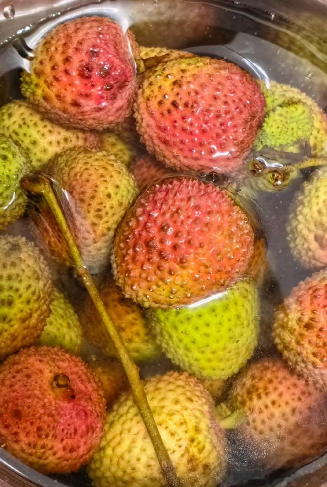 咬壳吃荔枝 不上火好像一种东西它自带清热解毒的，好比榴莲，肉上火，里面的瓤就降火