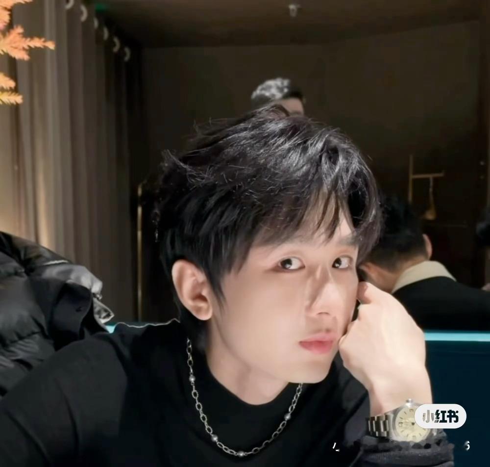 成毅黑衣现代版谢淮安成毅gzs🍠更新，紧身黑衣搭配项链每一个元素都完美戳在女友