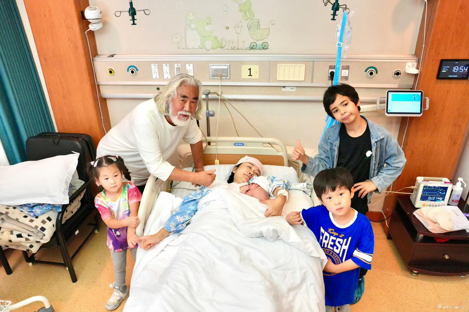 #73岁张纪中再当爸# 张导真的是宝刀未老，很幸福的一家六口，恭喜73岁张纪中得