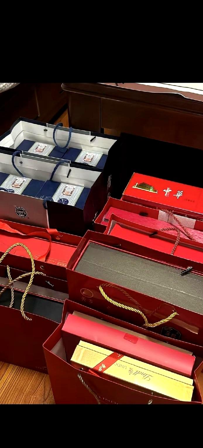 中秋前一天，笑着端菜时，礼盒被一一撕封，酒也“啪”地开了。
小姑子提着烟酒月饼来
