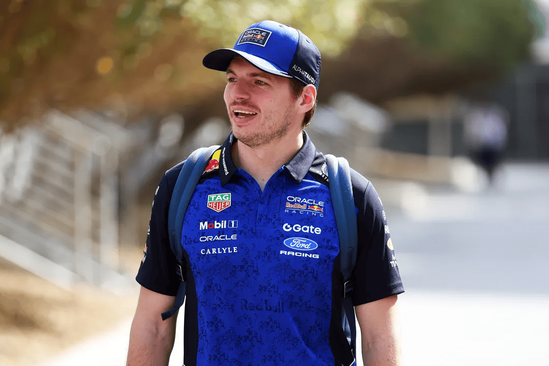 被队友问及为何没看F1电影，维斯塔潘：我在帮你调车呢！