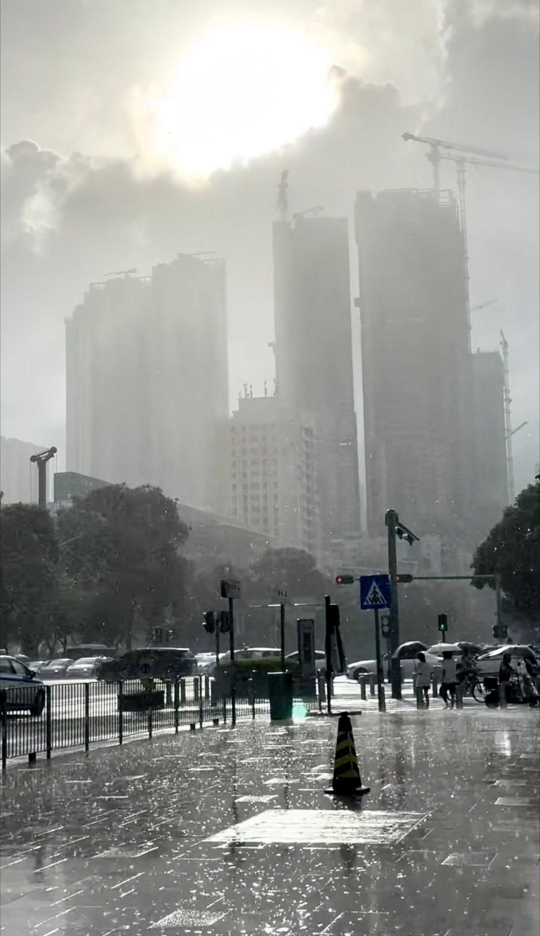 深圳天气有没有人管管深圳天气呀！一出门就下雨，一上班就下雨🌧️，牛马真的很心累