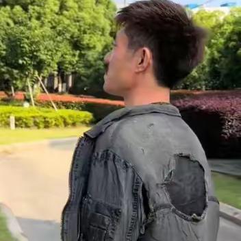 阿四身披的这件破洞上衣不知道的人会以为是从垃圾桶里捡来的，实则是巴黎世家限量款外