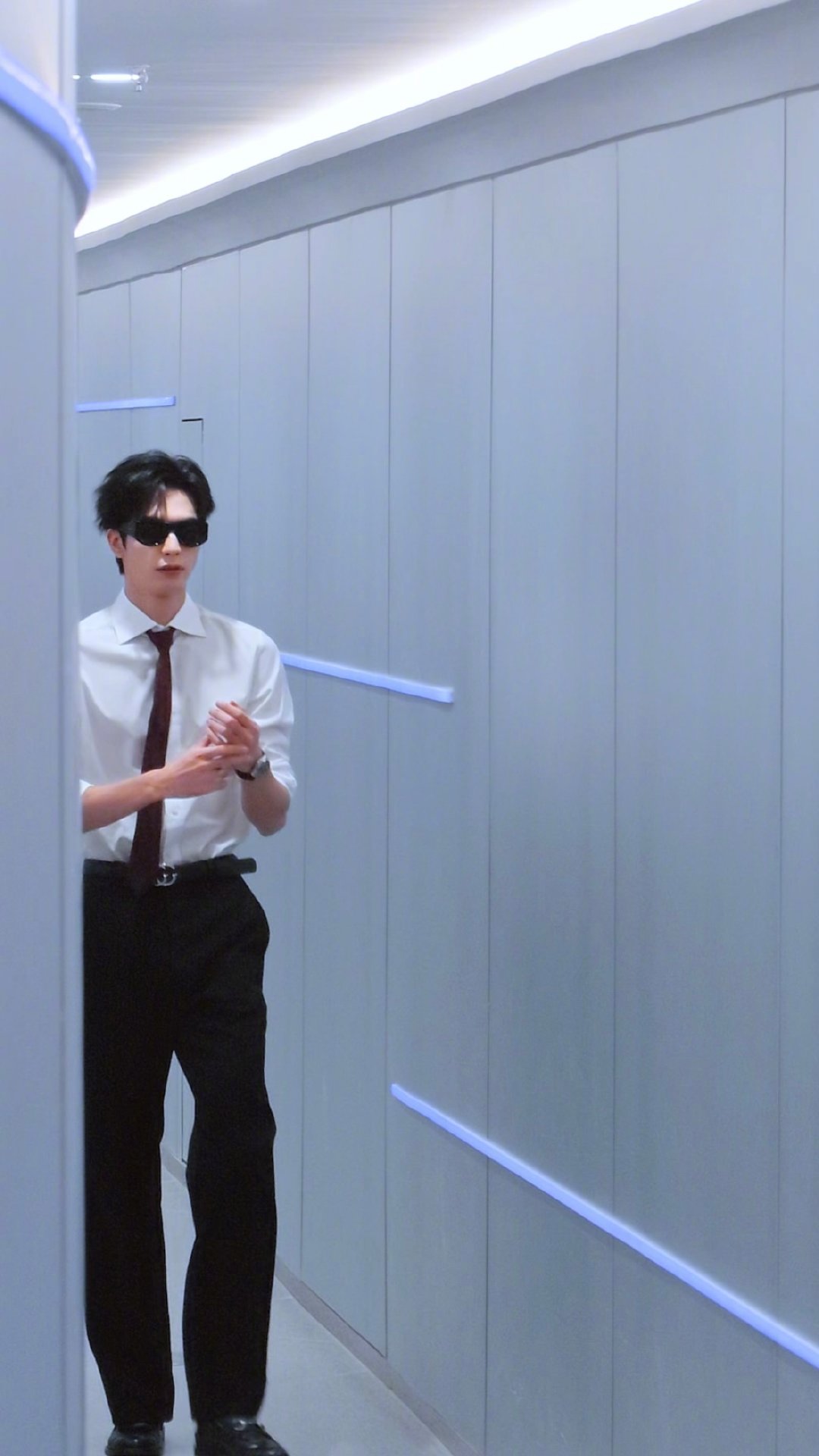 宋威龙扛住了格莱美运镜 救命！格莱美运镜拍也太会了吧！镜头推拉间把他的优越骨相和