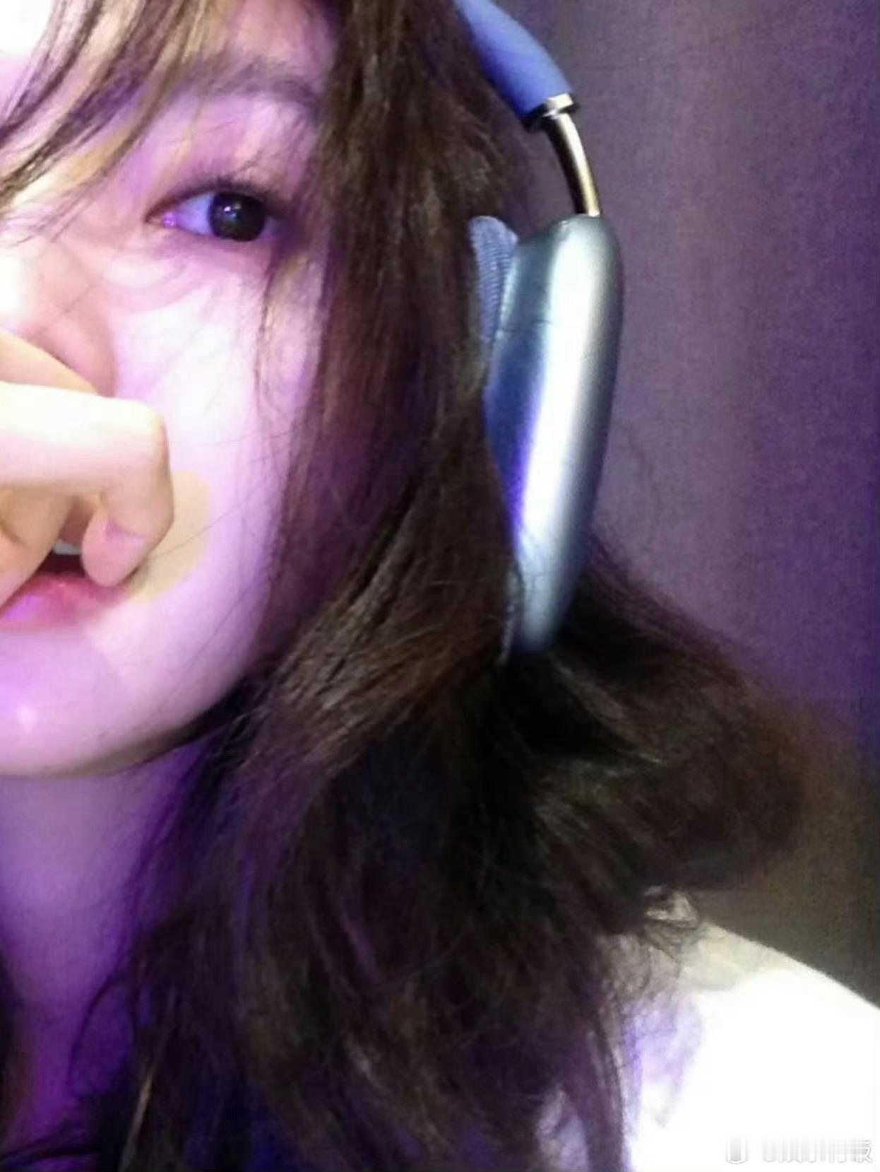 章若楠氛围感的神 社媒更新的这组自拍太绝了！松弛感拉满，每一帧都自带温柔滤镜，随