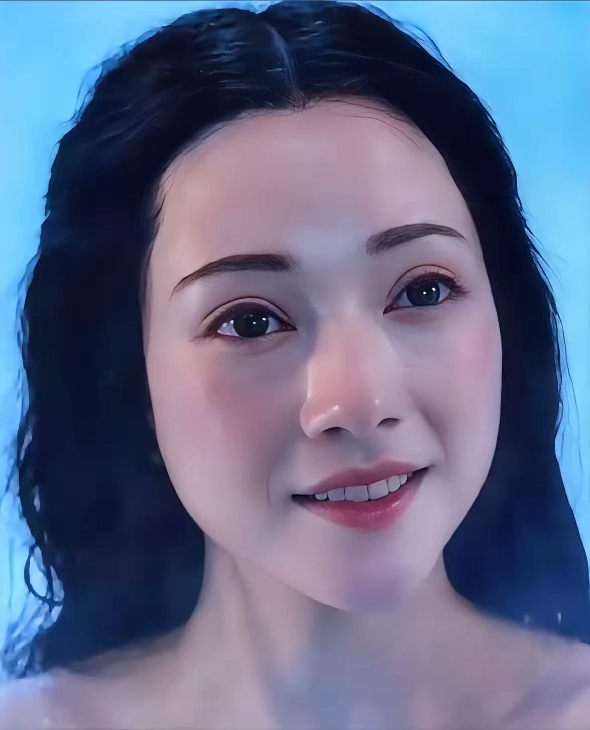 如今霍启山处境格外纠结，
这段恋情早已不止简单相处，
二人合伙开办传媒公司，事业
