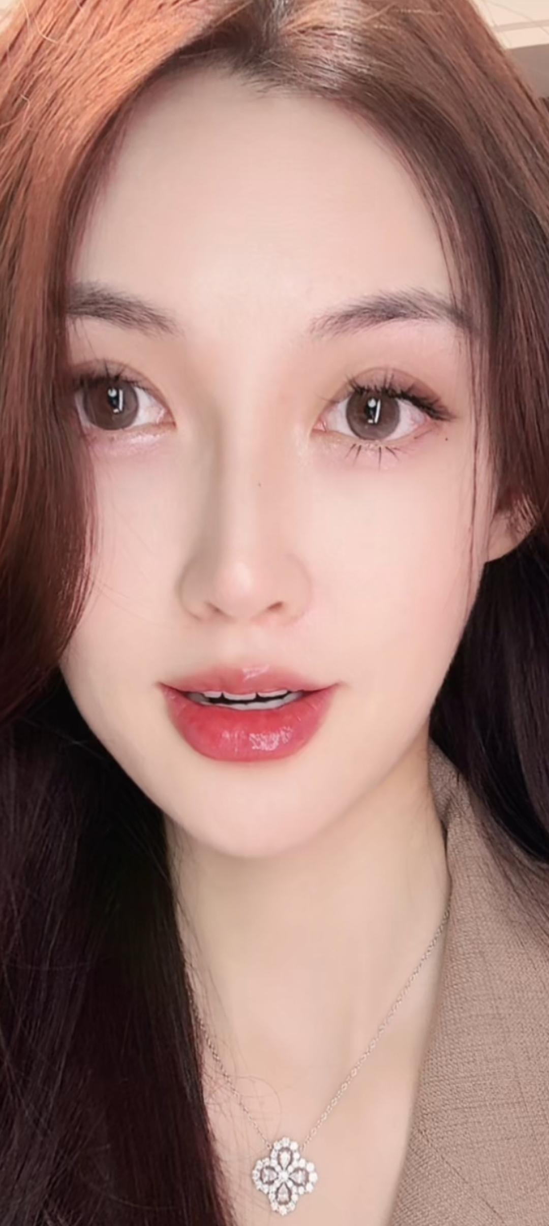 这姑娘涂着红唇真好看！