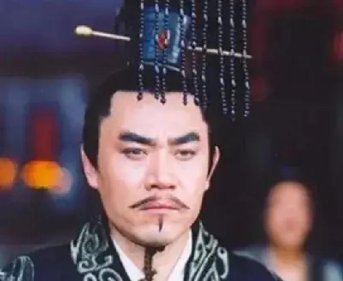 朱棣一句话吓跪群臣，陈宝国没演过
 
朱棣那句“朕的刀不砍无名之鬼”，王学圻用破