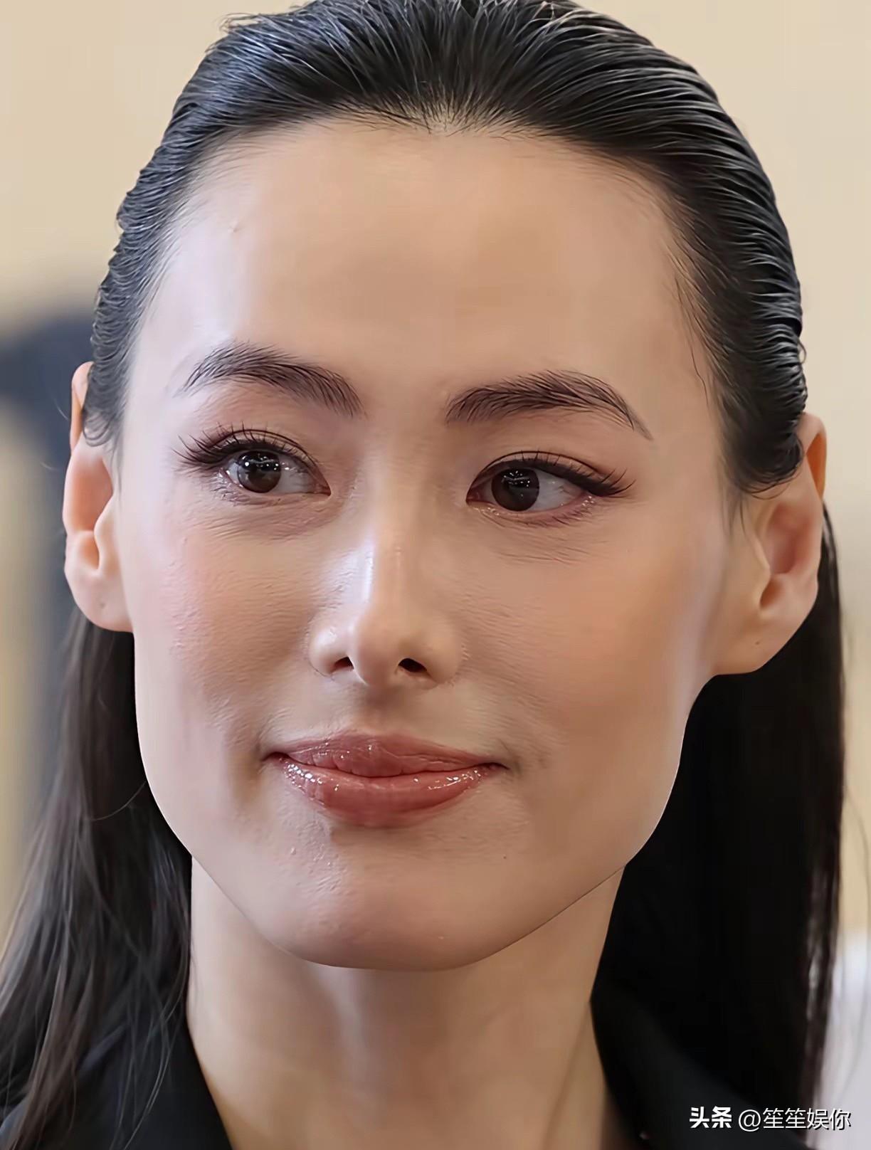 梁洛施这组生图太能体现顶级骨相，双耳高过眉，传统面相里是少年得志、自带贵气的格局