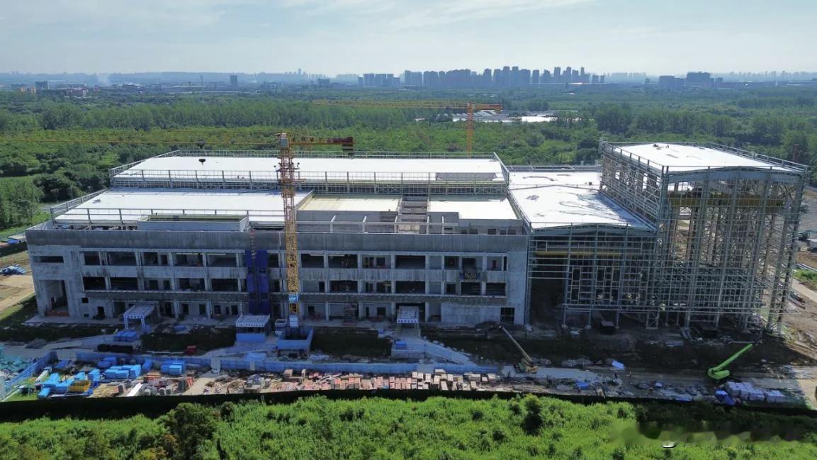 合肥西北边的未来大科学城深空科学城一期北地块AIT厂房主体建筑封顶，预计2026