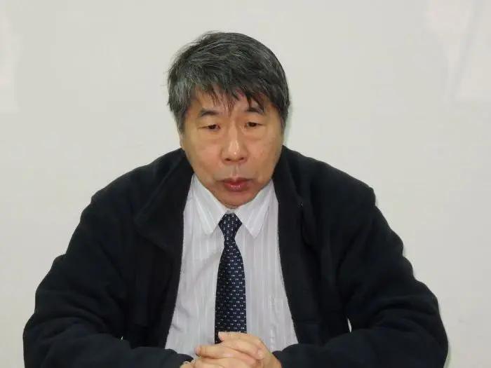 张亚中退选，可以说明智之举，因为这次国民党的选举可以说是中青代与老一辈对党的资源