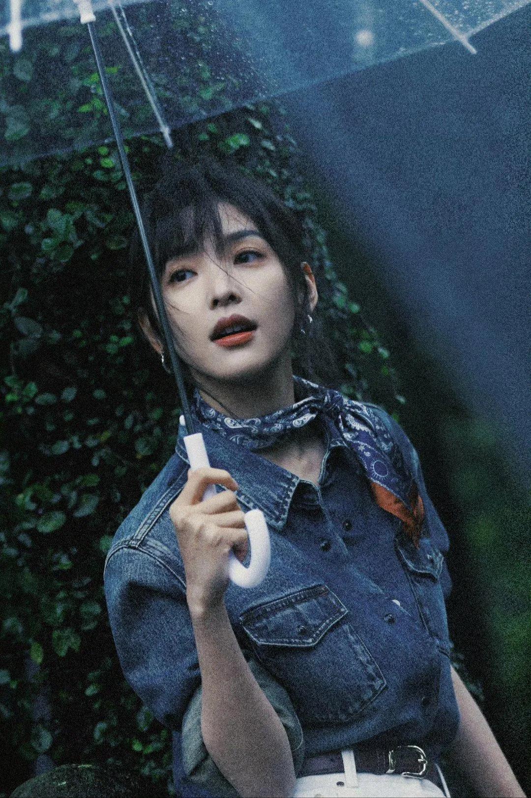 章若楠雨中漫步，伞下的她好美，这组照片氛围感好绝！