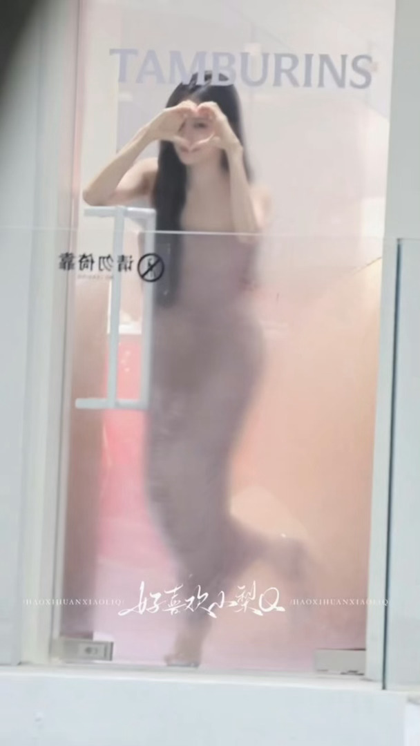 李一桐隔着玻璃给粉丝比心、我保证这个李一桐是天使线下超戳人的一幕，就算有玻璃隔开