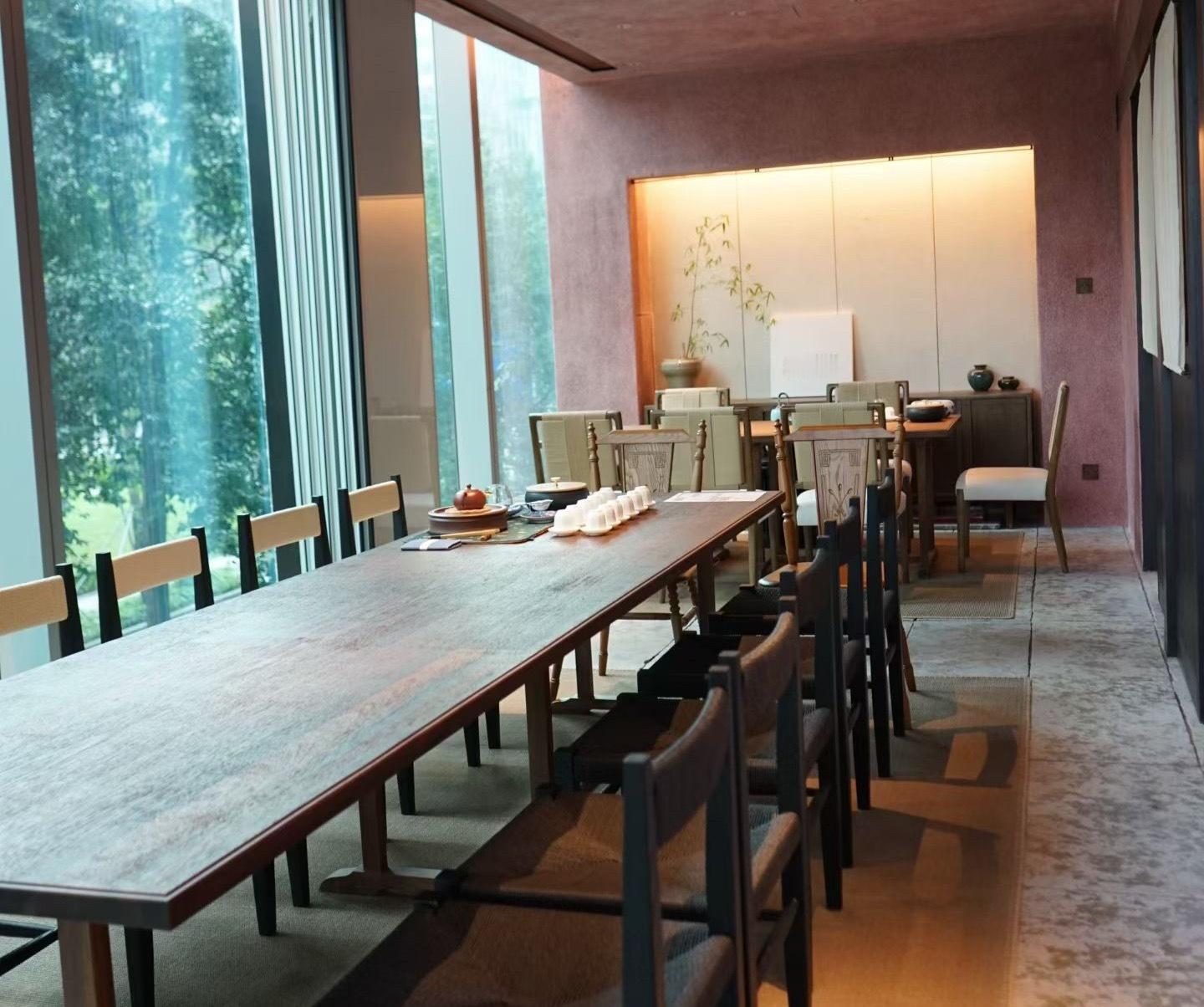 品茶赏器交友  茶，素以清为上，即便是浓茶，也是一种安抚。 