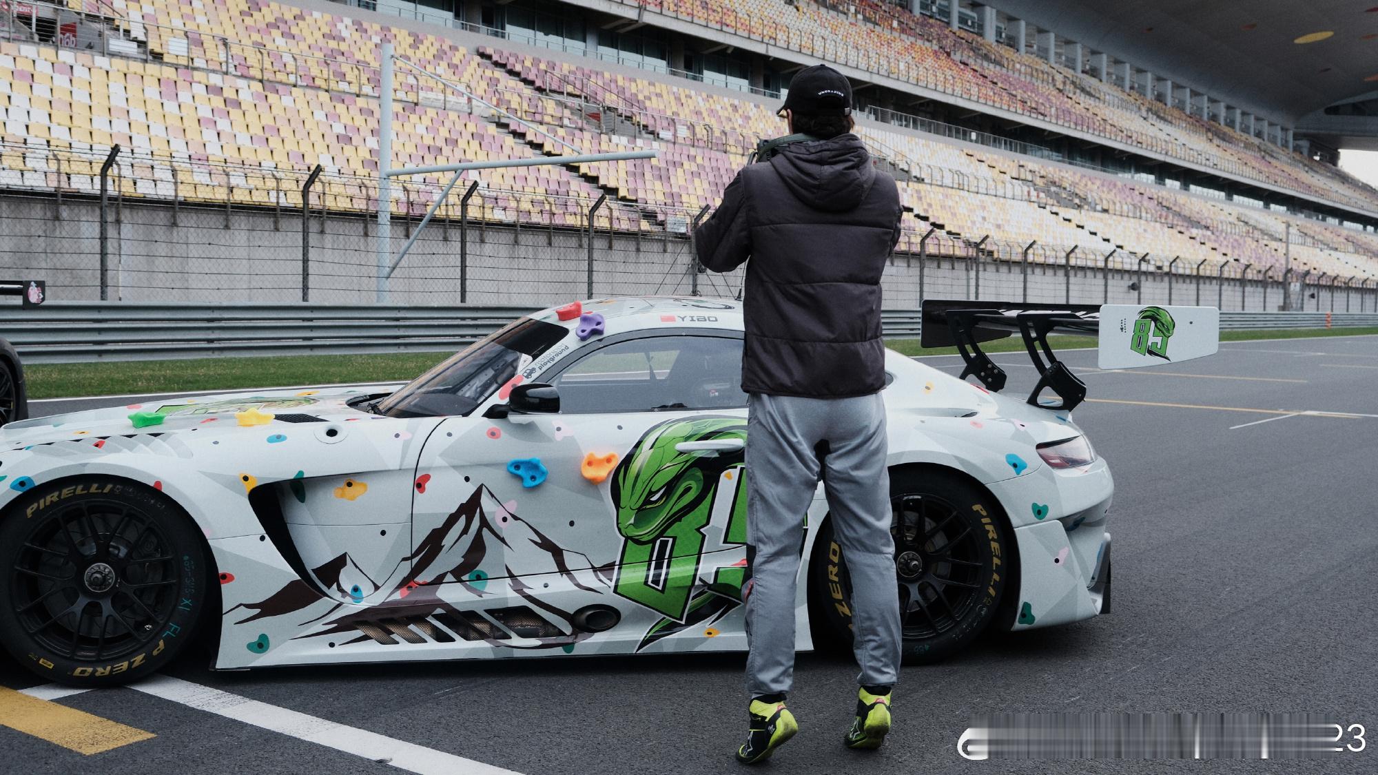 拍自己车的车手 