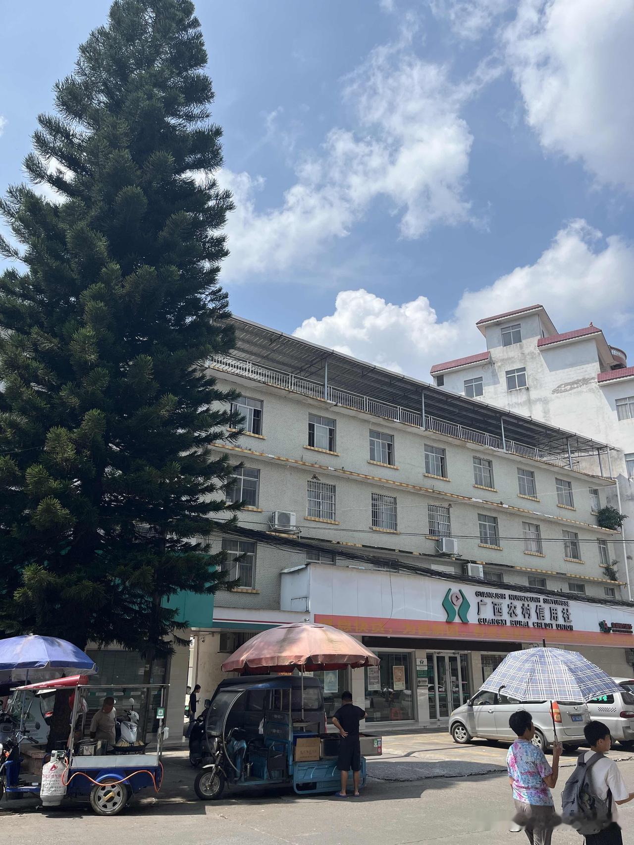 中午12:19分，骄阳似火，蓝色天空白云象棉花糖一样飘浮在天边，炎热的秋季，气温